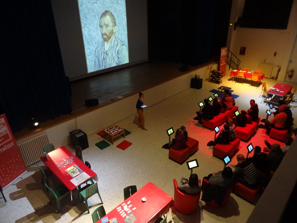 Une salle de la ville de Le Trait rempli d'écran de tablette et autres technologies