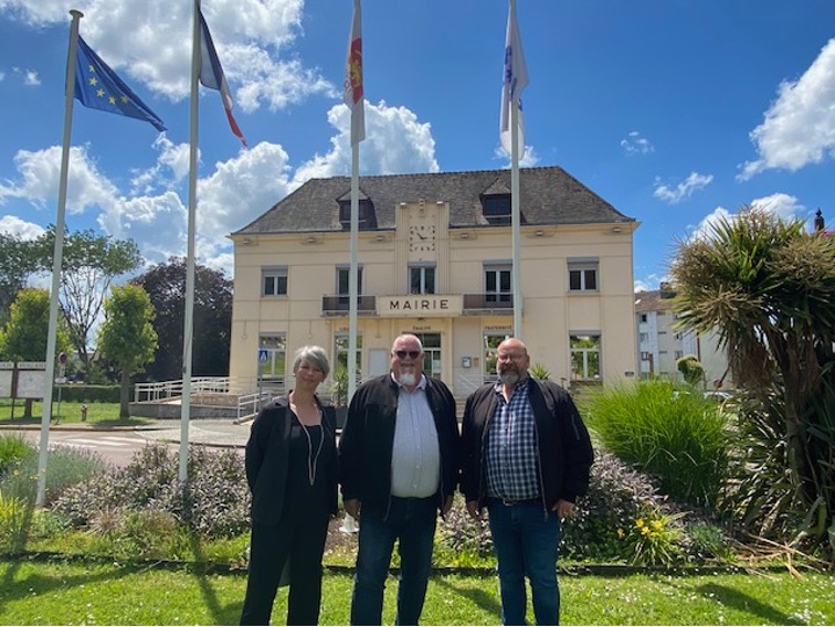 Photographie de la mairie de la ville du Trait avec leur 3 représentants